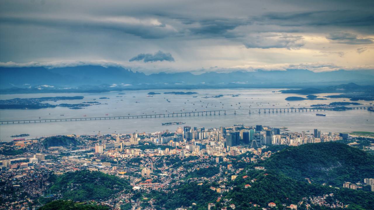 Ponte Rio–Niterói é PARADA por um único homem