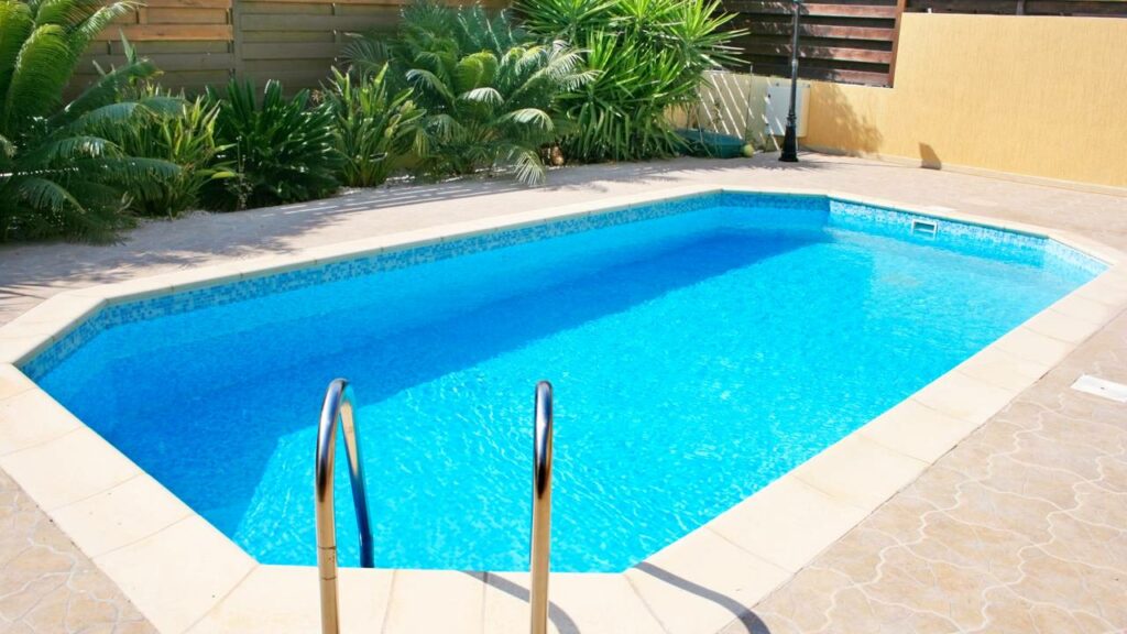 Piscina de fibra, vinil ou alvenaria? Veja diferenças, preços e o que mais encarece o projeto