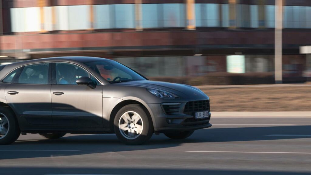 Acidente com Porsche mata empresária em Balneário
