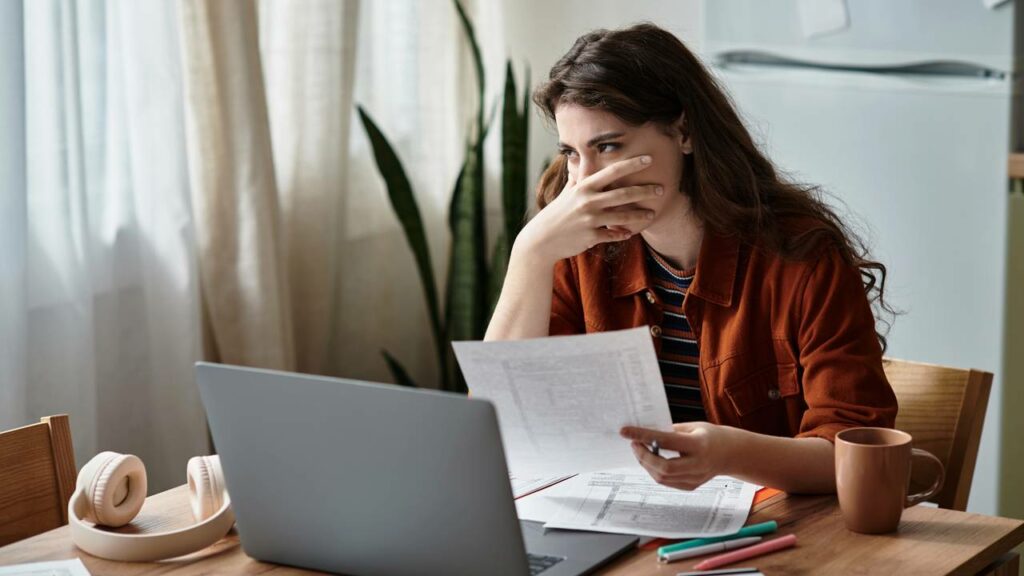 Falhas na memória, falta de concentração e mente cansada são alguns dos sintomas do excesso de tarefas - Créditos: depositphotos.com / HayDmitriy