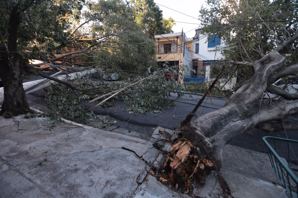 Vendaval em SP: 835 mil imóveis continuam sem energia elétrica