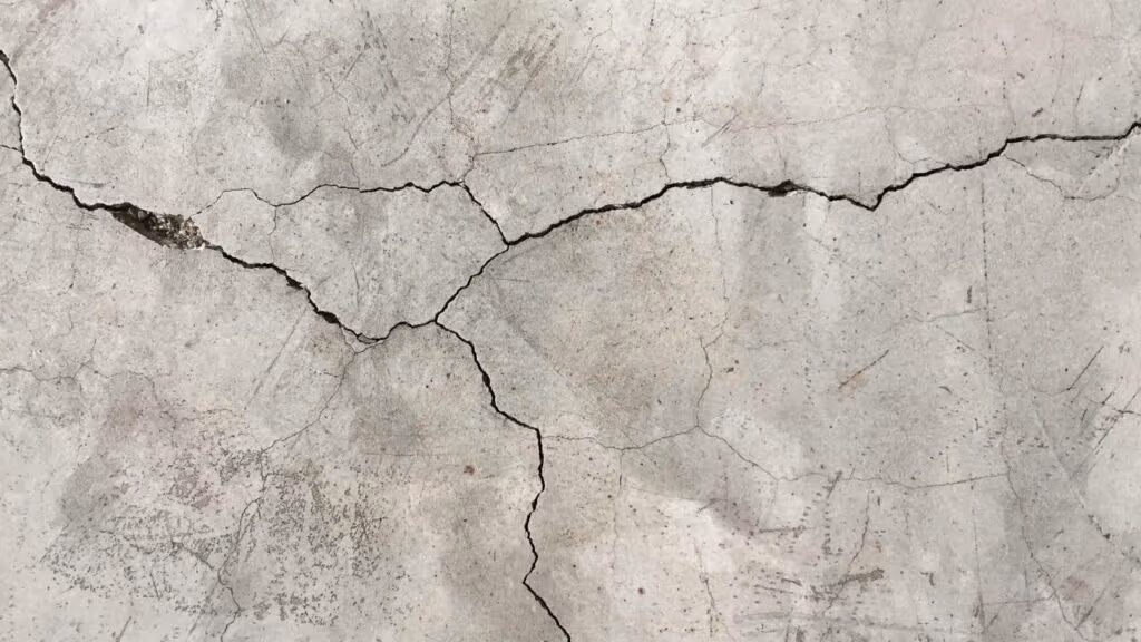 Por que as paredes racham mais no verão e como identificar um problema sério