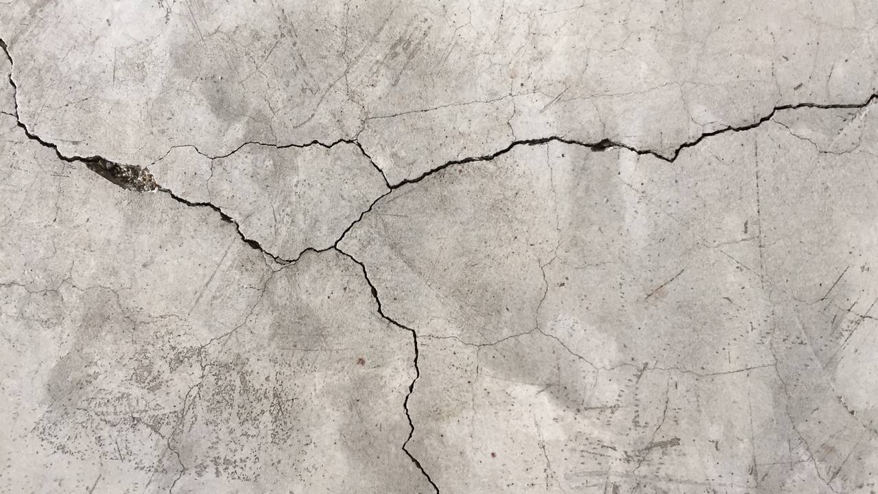 Por que as paredes racham mais no verão e como identificar um problema sério