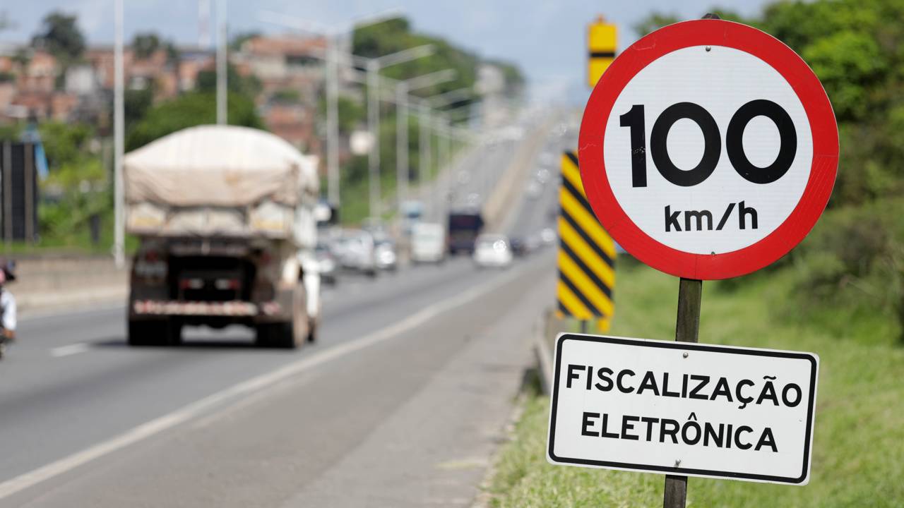 Passar no radar abaixo da velocidade mínima pode gerar multa?