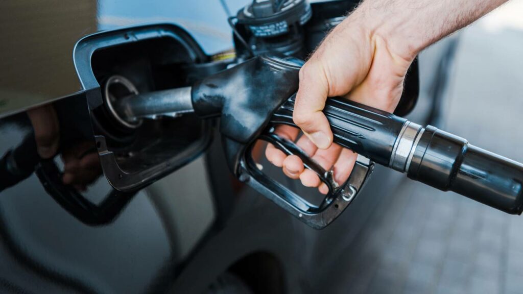 Conforme utilizamos o carro, percebemos que precisamos abastecer mais e mais - Créditos: depositphotos.com / HayDmitriy