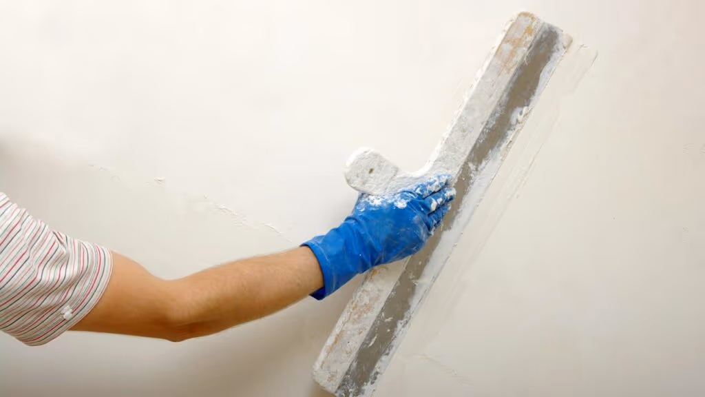 Com uma régua de 3 metros e umas faixas de massa ele mudou tudo que você sabe de reboco