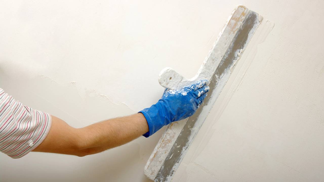 Com uma régua de 3 metros e umas faixas de massa ele mudou tudo que você sabe de reboco