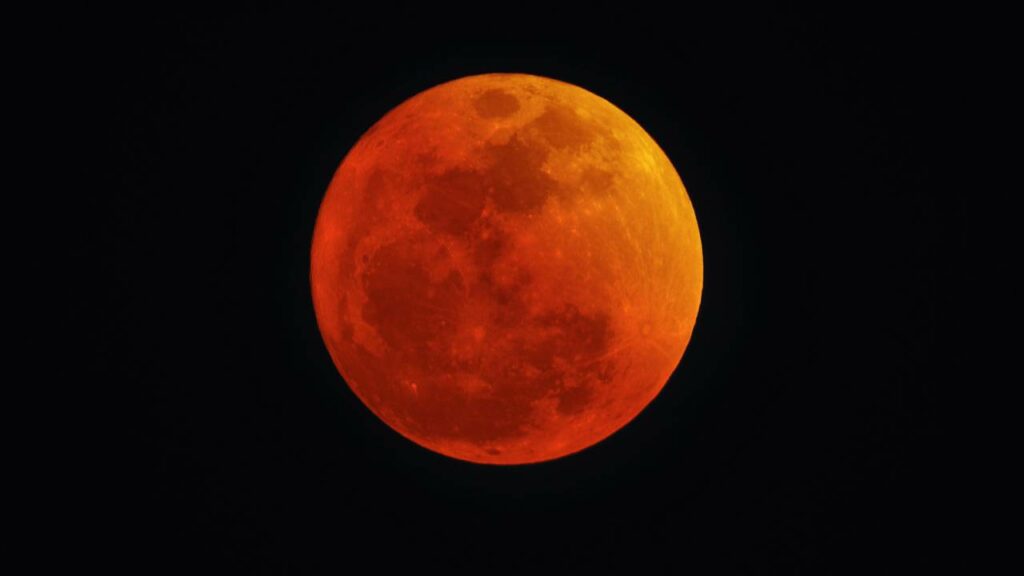 Todos já vimos a lua avermelhada no horizonte - Créditos: depositphotos.com / lucidwaters