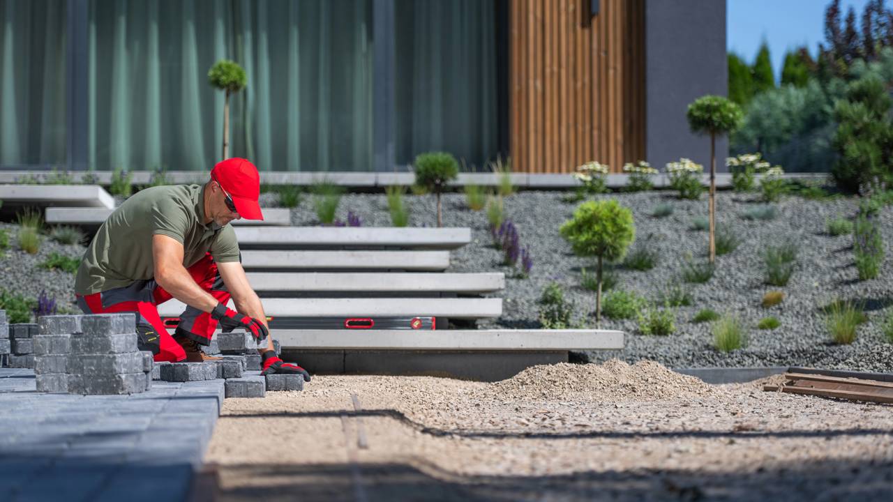 Ele transformou o quintal sozinho e economizou uma fortuna absurda