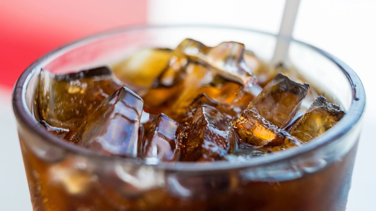 Essa técnica simples deixa refrigerante transparente em minutos