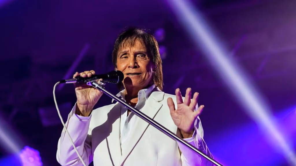 Rei Roberto Carlos sofre acidente após falha de freios