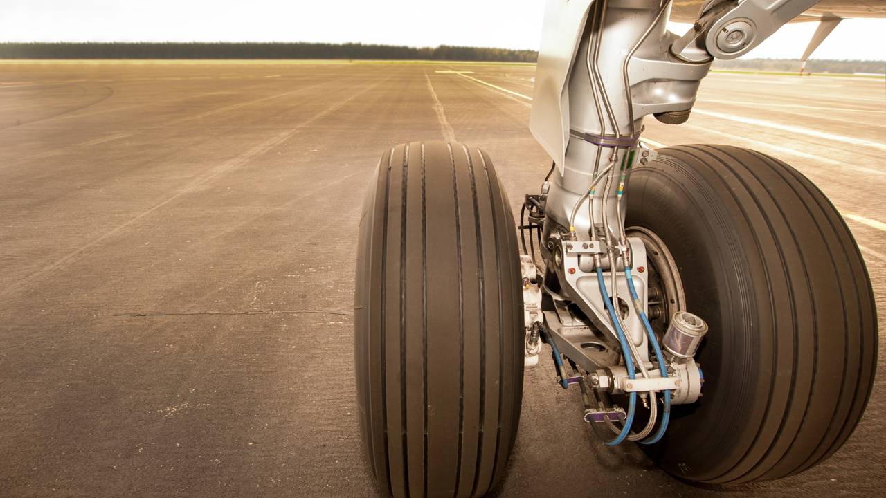 Avião com deputado sofre pane, faz pouso forçado e pega fogo em Rondônia