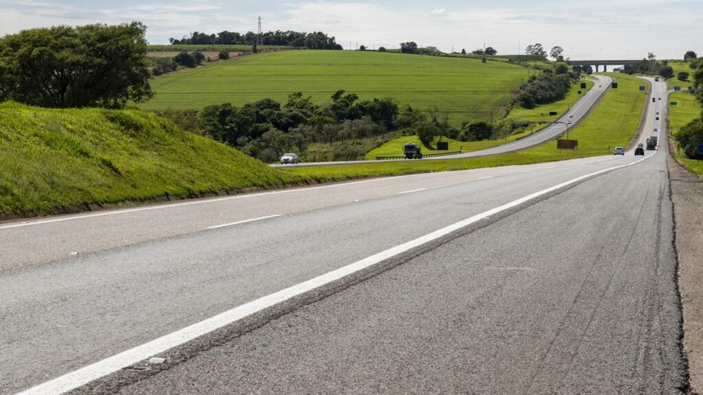 A lei do farol foi criada para melhorar a visualização do veículo e evitar acidentes - Créditos: depositphotos.com / Ranimiro