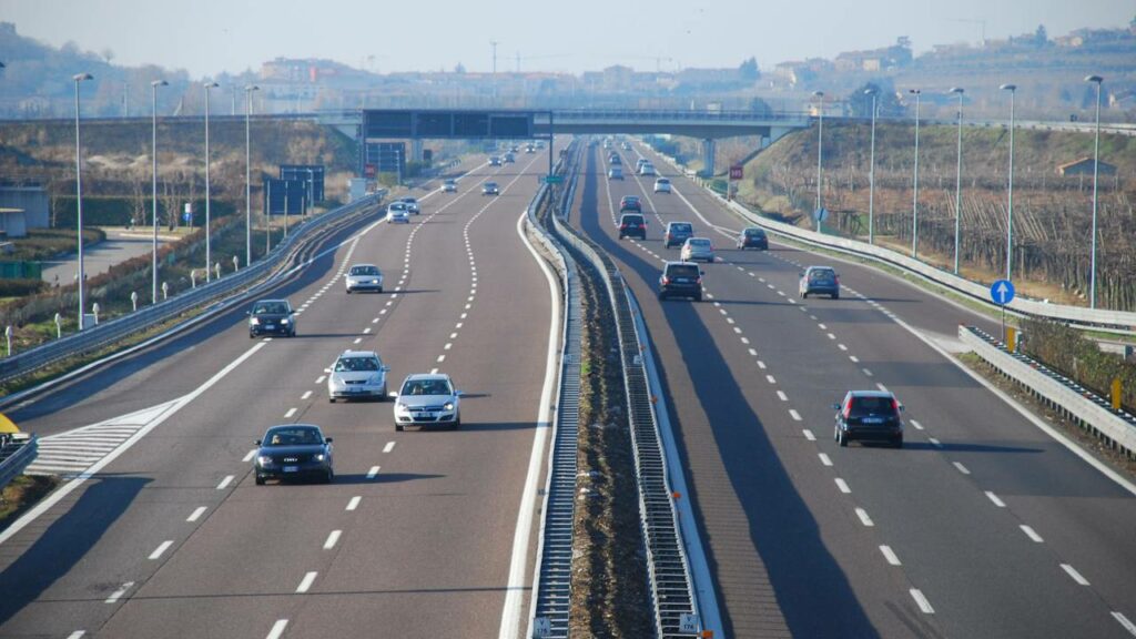 A velocidade das vias deve ser respeitada, tanto em velocidade máxima, quanto em velocidade mínima - Créditos: depositphotos.com / moreno.soppelsa