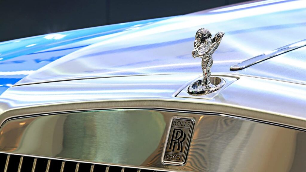 Por dentro de uma mega mansão abandonada de 7 milhões com um Rolls-Royce deixado para trás
