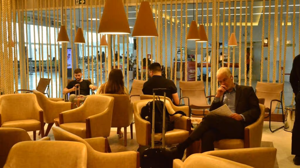 Homem quebra aeroporto após perder voo por se embriagar em sala vip