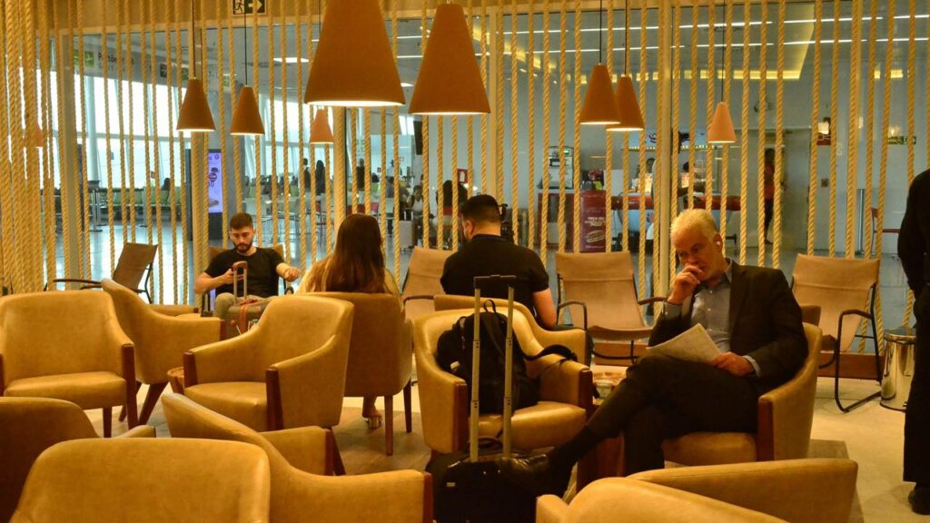 Homem quebra aeroporto após perder voo por se embriagar em sala vip