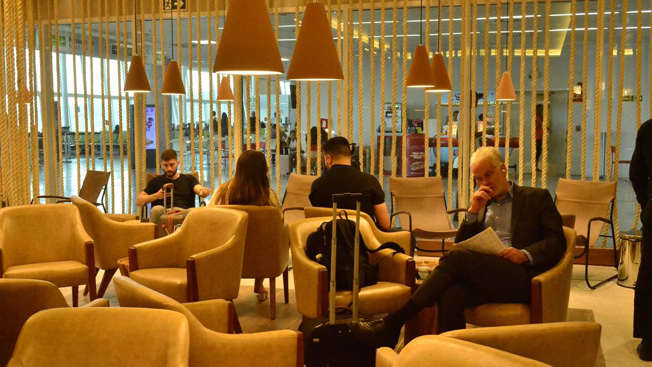 Homem quebra aeroporto após perder voo por se embriagar em sala vip