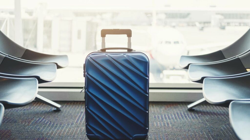 Homem quebra aeroporto após perder voo por se embriagar em sala vip