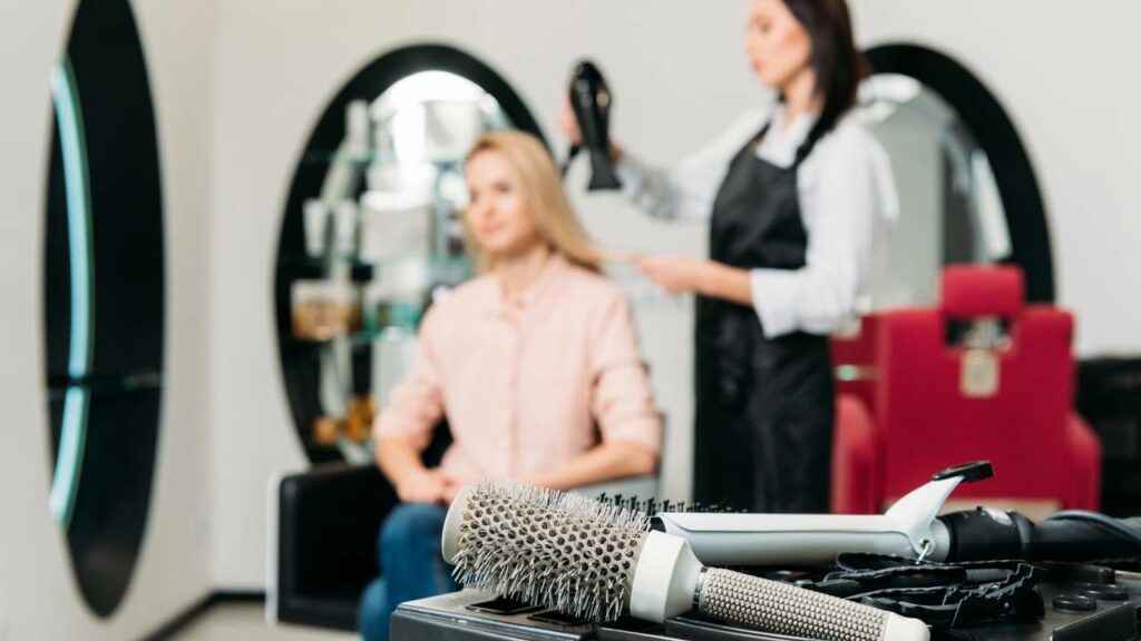 Três profissões que permitem começar como renda extra e virar negócio próprio em menos de 1 ano