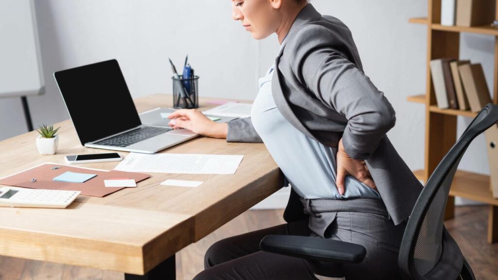 Ficar sentado por muito tempo sem pausas pode afetar a sua lombar e outras funções do seu corpo - Créditos: depositphotos.com / HayDmitriy