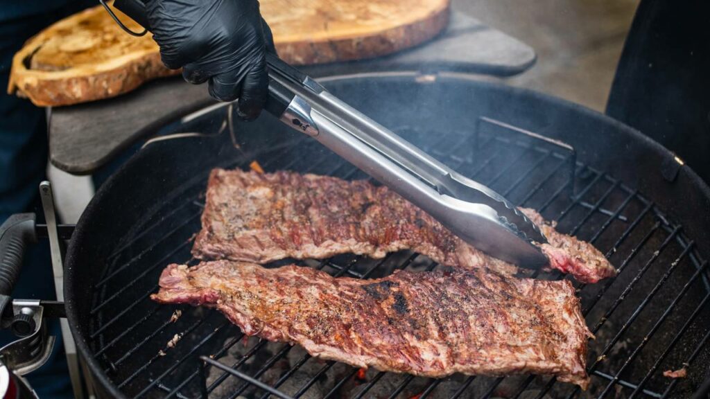 O manuseio da carne deve ser feito com pinças para não ter nenhum furo na peça - Créditos: depositphotos.com / fotoatelie