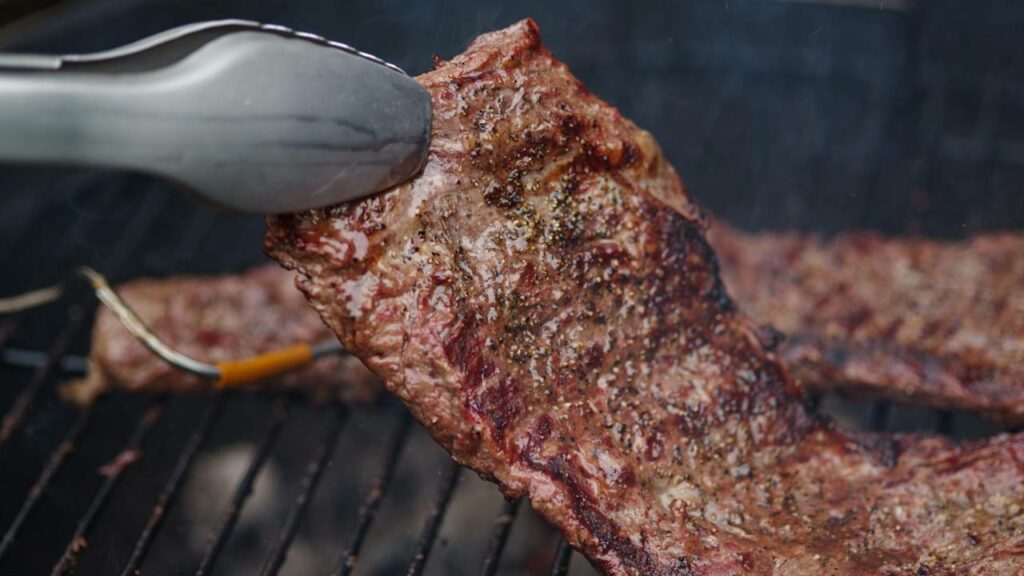 Após retirar da grelha, é necessário um tempo para a carne descansar - Créditos: depositphotos.com / fotoatelie