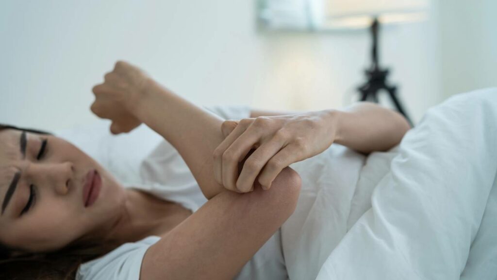 Acordou com o braço formigando? Pois é, dormir em cima dele pode ser uma das causas do formigamento - Créditos: depositphotos.com / skawee