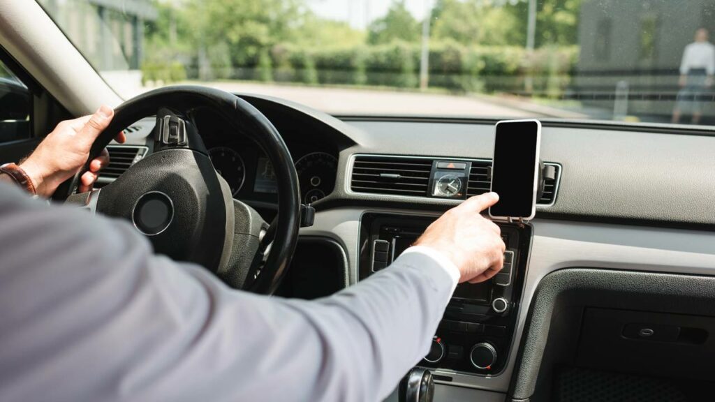 Ajustar o gps enquanto dirige também conta como uso do celular - Créditos: depositphotos.com / AndrewLozovyi