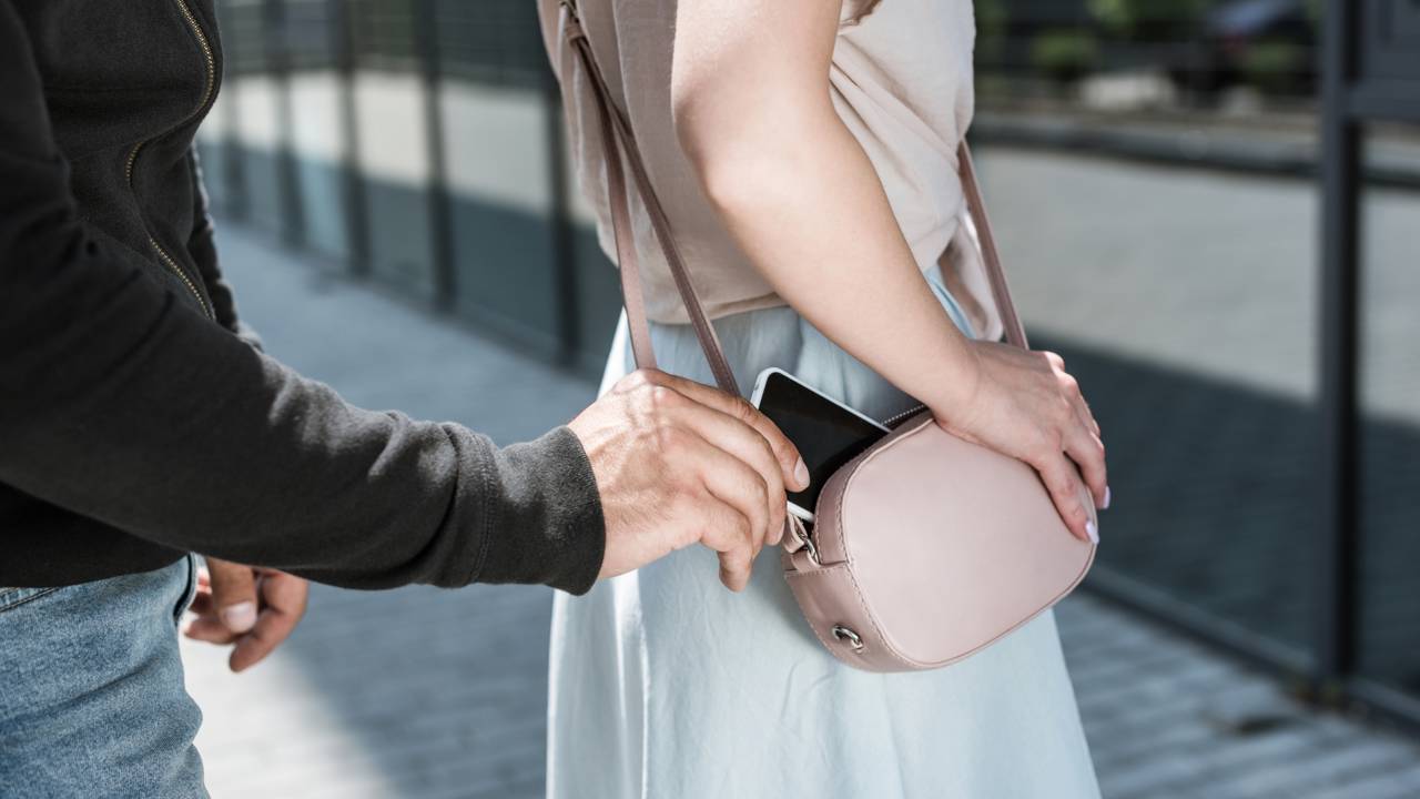 Celular roubado? Veja o que fazer para proteger seus dados