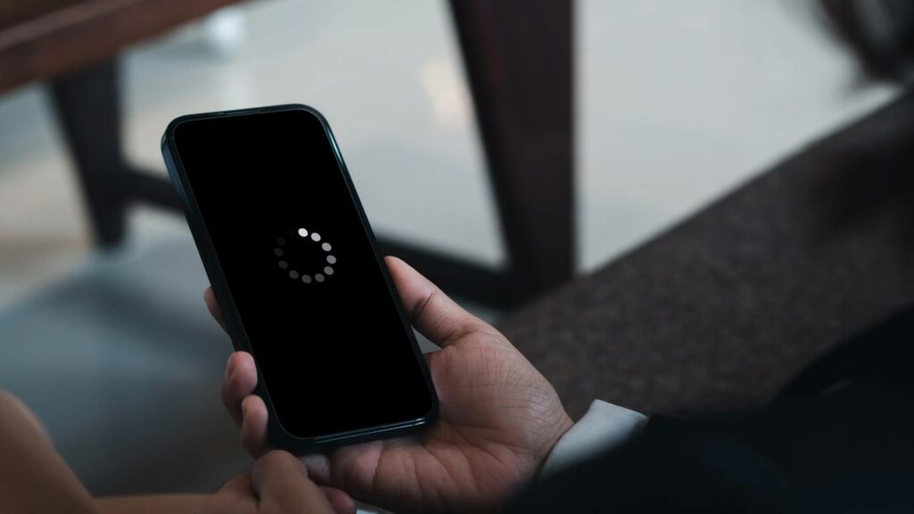 Por que o celular trava mais quando a bateria está baixa