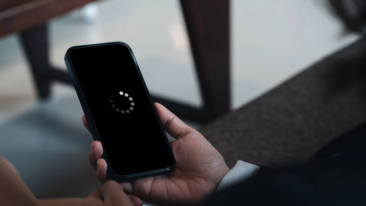 Por que o celular trava mais quando a bateria está baixa