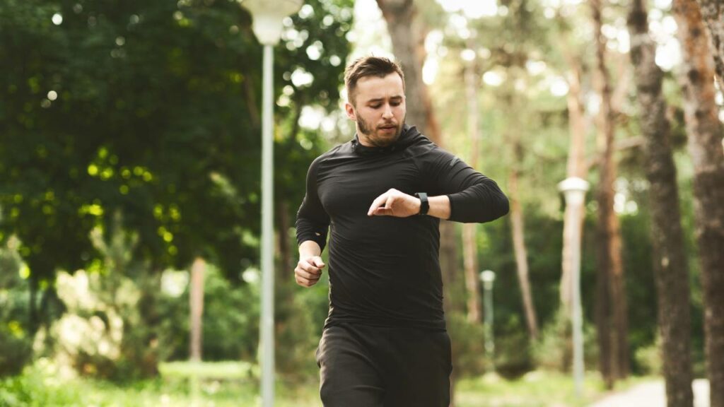 Uma vantagem do smartwatch é que ele apresenta as informações de GPS e saúde diretos na tela - Créditos: depositphotos.com / Milkos