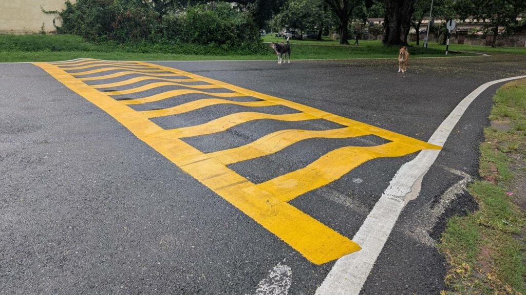 O que diz a lei sobre ultrapassagem muito próximo a lombadas?