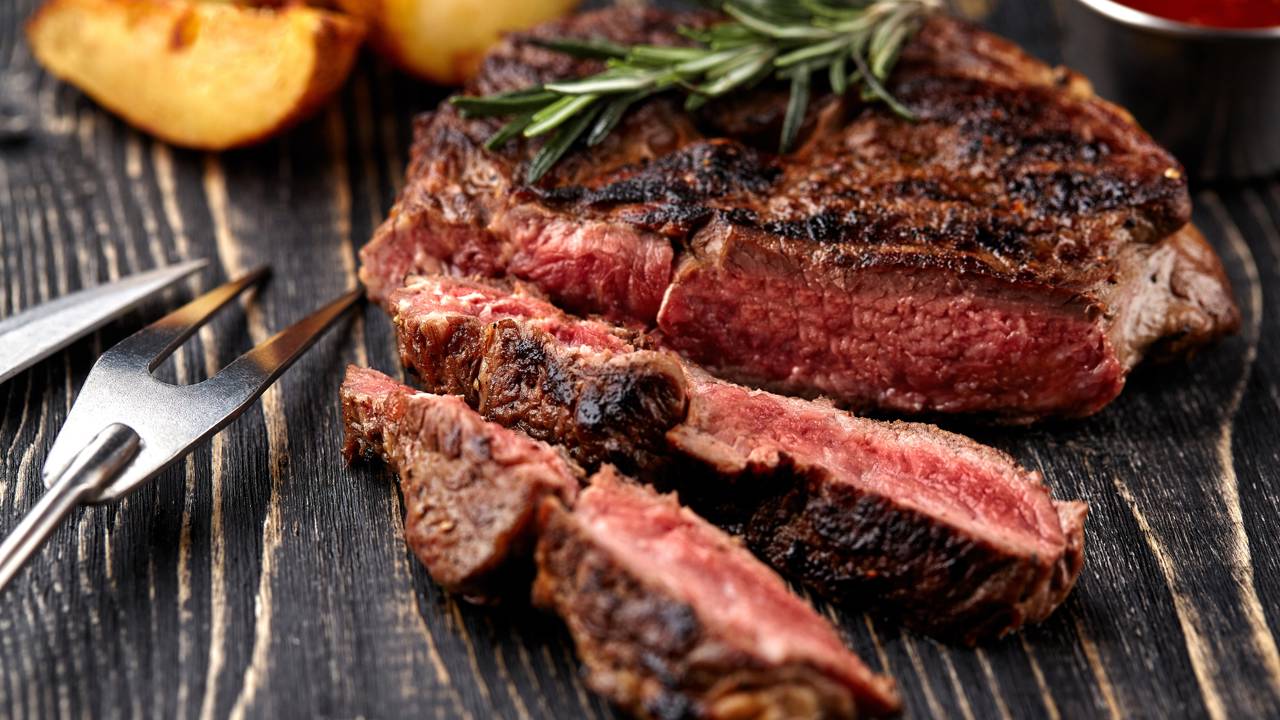 A dica mais importante para deixar a carne suculenta no churrasco