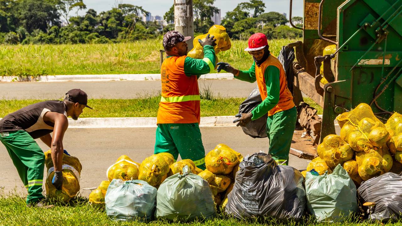 Quanto ganha um gari no Brasil em dezembro de 2025?