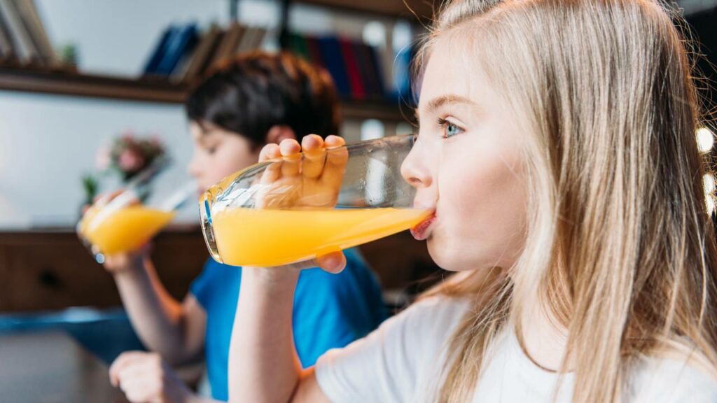 Beber suco de laranja todo dia pode melhorar a sua saúde