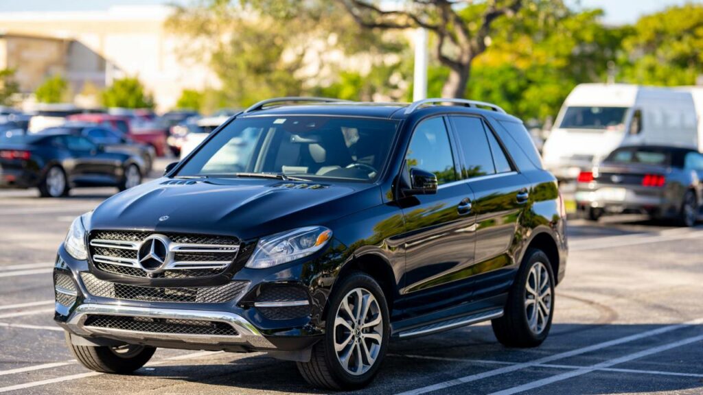 Muitos optam por um carro bem usado pelo preço, podendo comprar um carro mais luxuoso - Créditos: depositphotos.com / felixtm