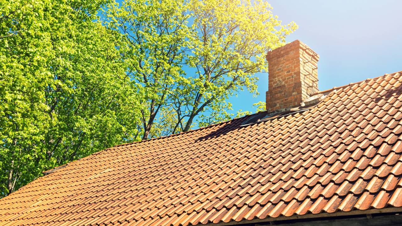 Por que o telhado esquenta tanto e como amenizar o calor dentro de casa