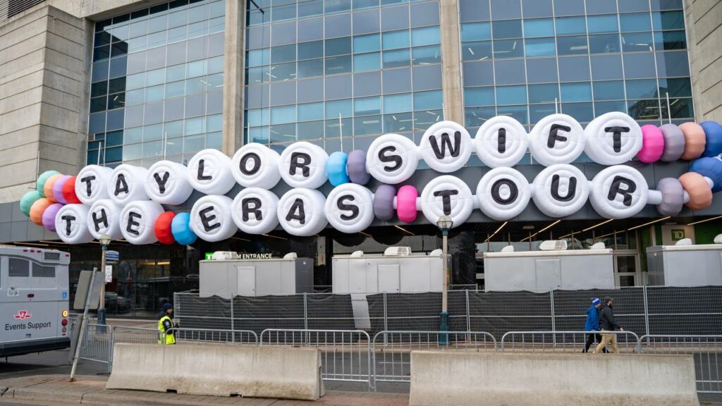 Taylor Swift distribui R$ 1 bilh&atilde;o &agrave; equipe da "The Eras Tour"