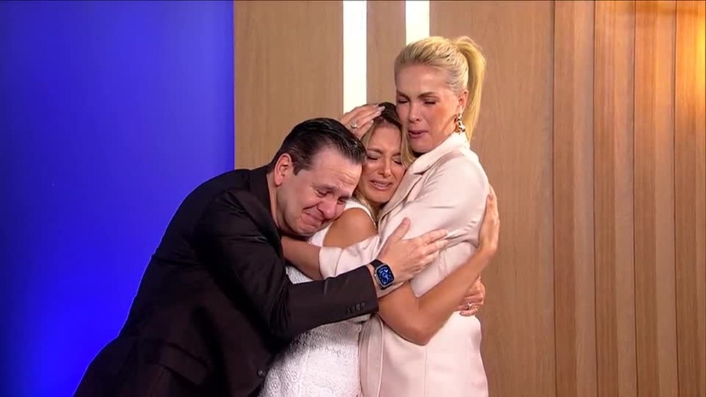 Ticiane Pinheiro se despede da Record com choro e homenagens