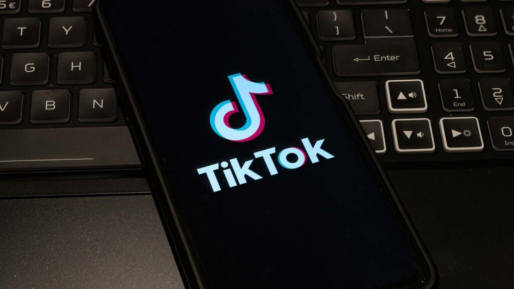 Mulher é demitida por criticar a própria empresa no TikTok