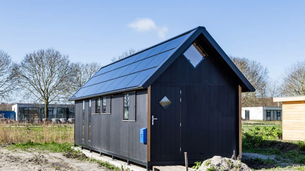 Kitnet com somente 3x4 metros acomoda até duas pessoas e um cachorro