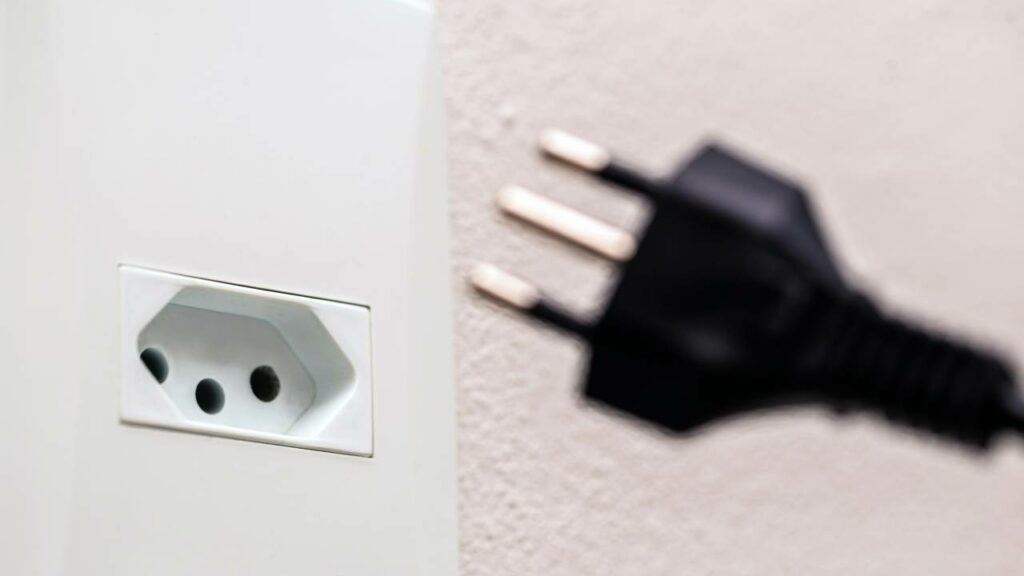 Para quê serve o terceiro pino das tomadas?