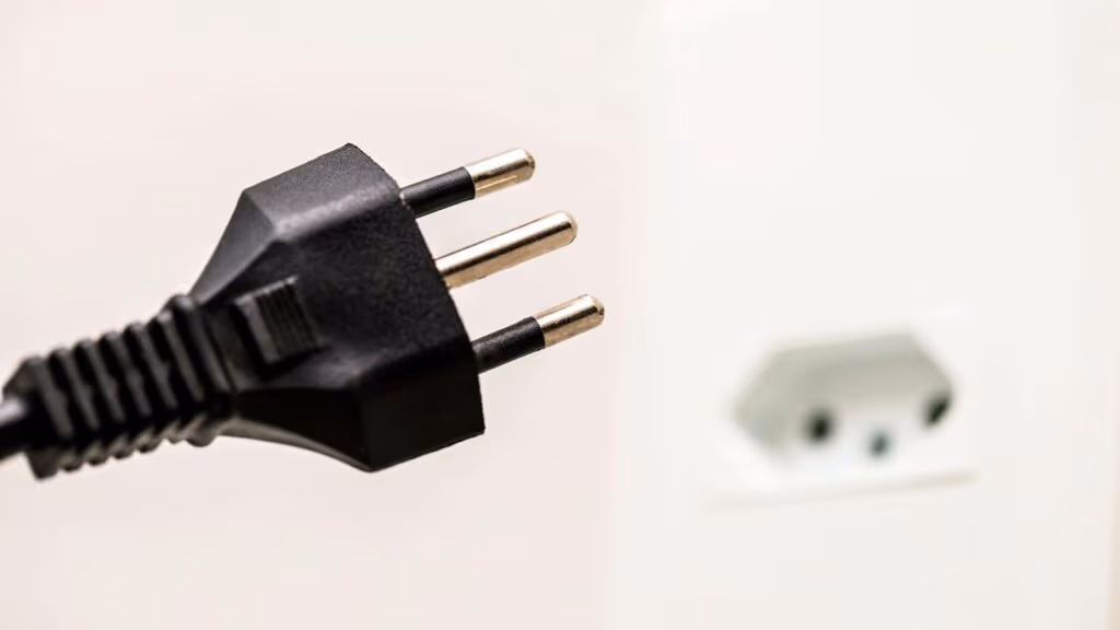 Para quê serve o terceiro pino das tomadas?