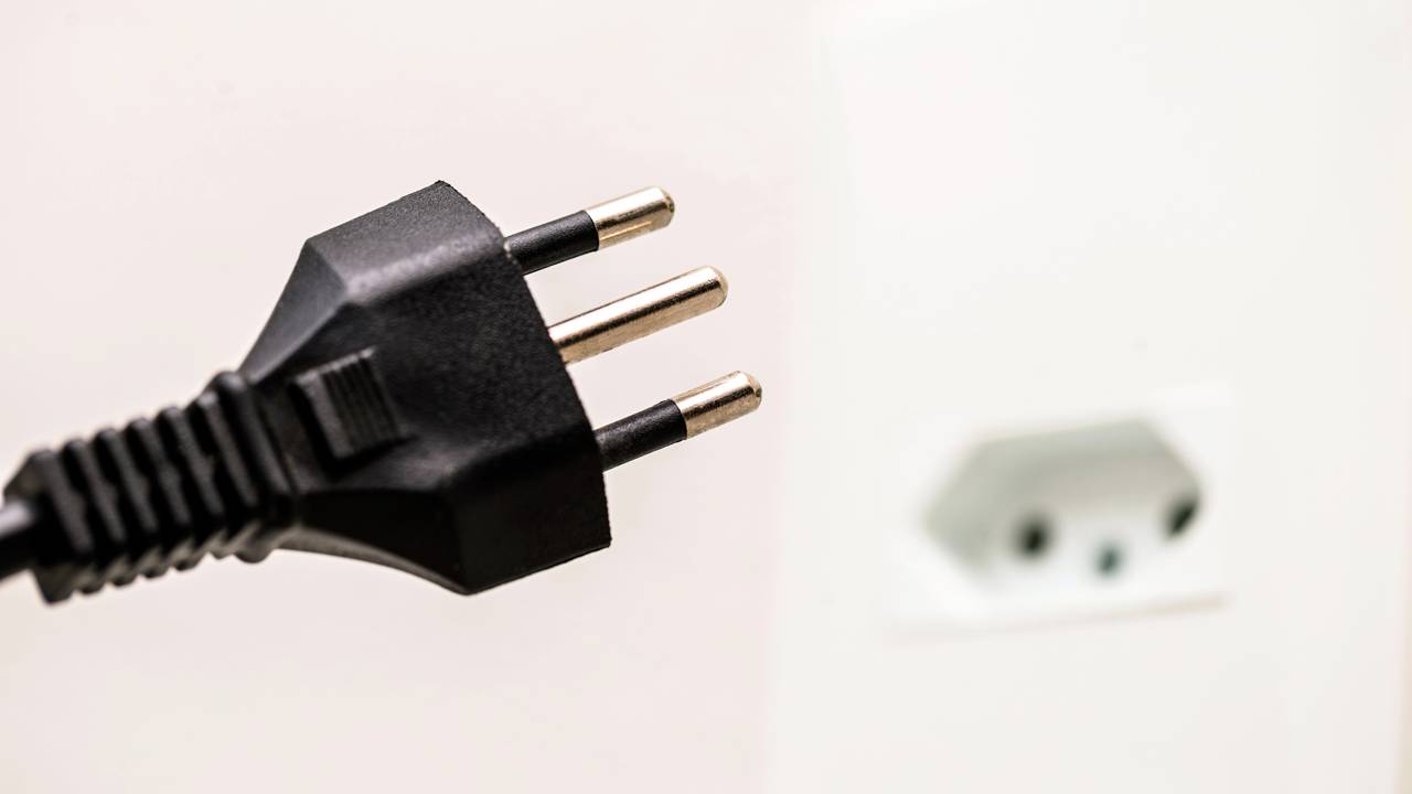 Para quê serve o terceiro pino das tomadas?