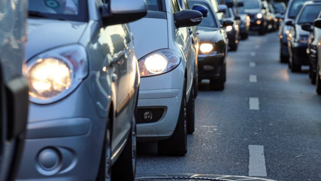 O que diz a lei de trânsito sobre frear muito em cima de outro carro?