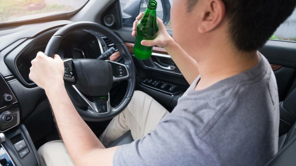 É permitido levar bebida alcoólica lacrada no carro?