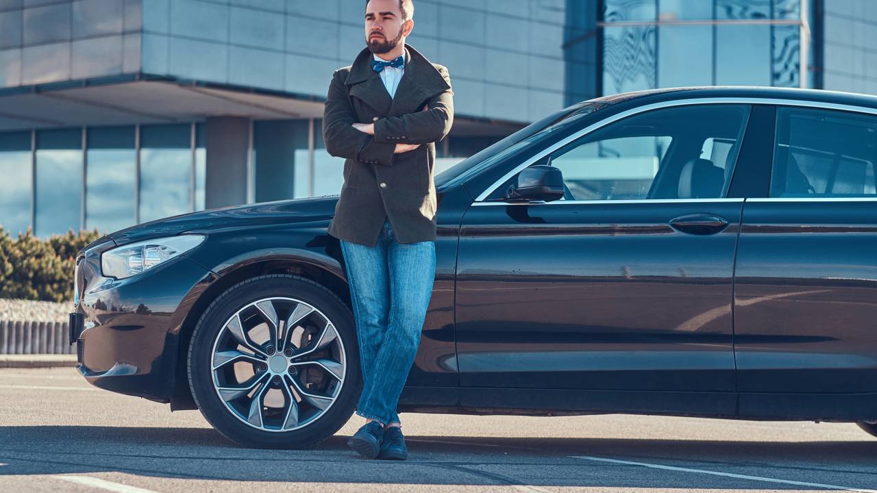 O que diz a lei sobre deixar o carro ligado enquanto espera alguém?