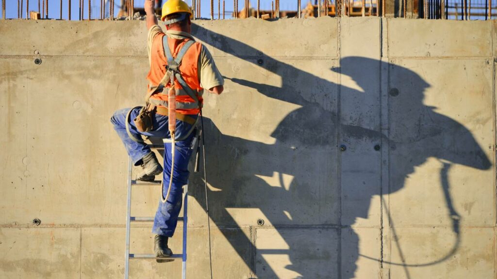Invenção de pedreiro faz parede subir reta quase sozinha e chama atenção na obra